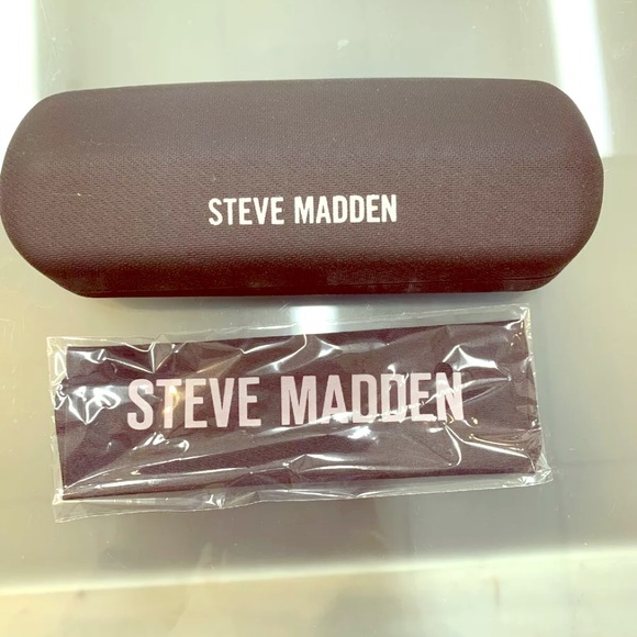 Steve Madden Accessories - NEW Steve Madden Eyeglass case with cleaning cloth